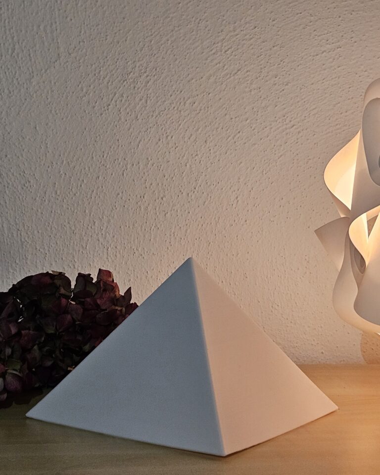 Orgonit Pyramide aus Alabit, Alabasta Gips